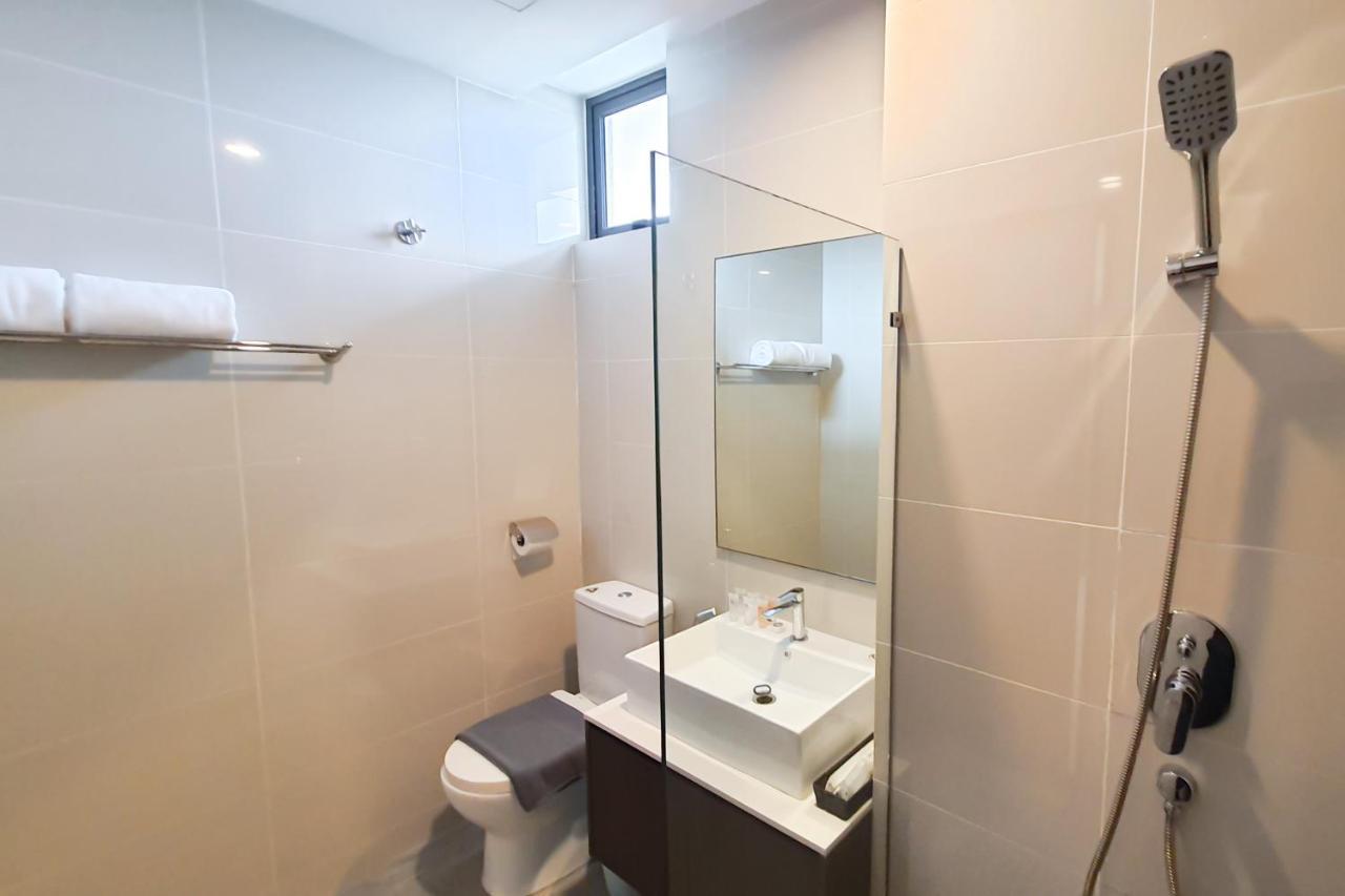 Ramada Suites By Wyndham The Straits Джохор Бахру Екстериор снимка