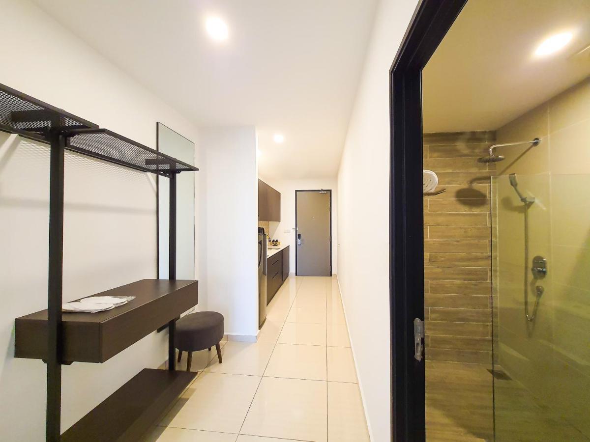 Ramada Suites By Wyndham The Straits Джохор Бахру Екстериор снимка