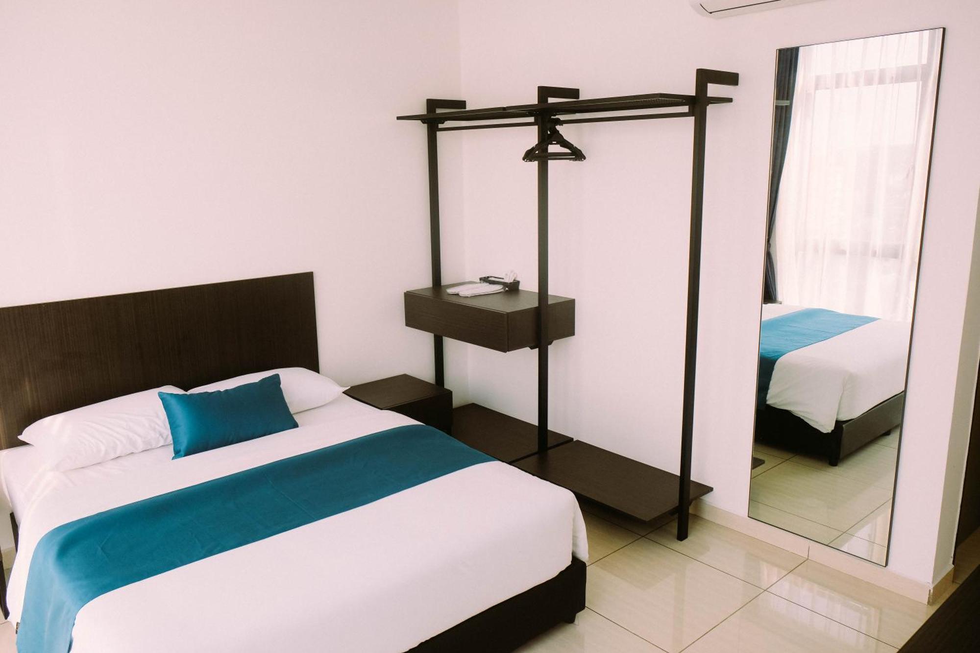 Ramada Suites By Wyndham The Straits Джохор Бахру Екстериор снимка